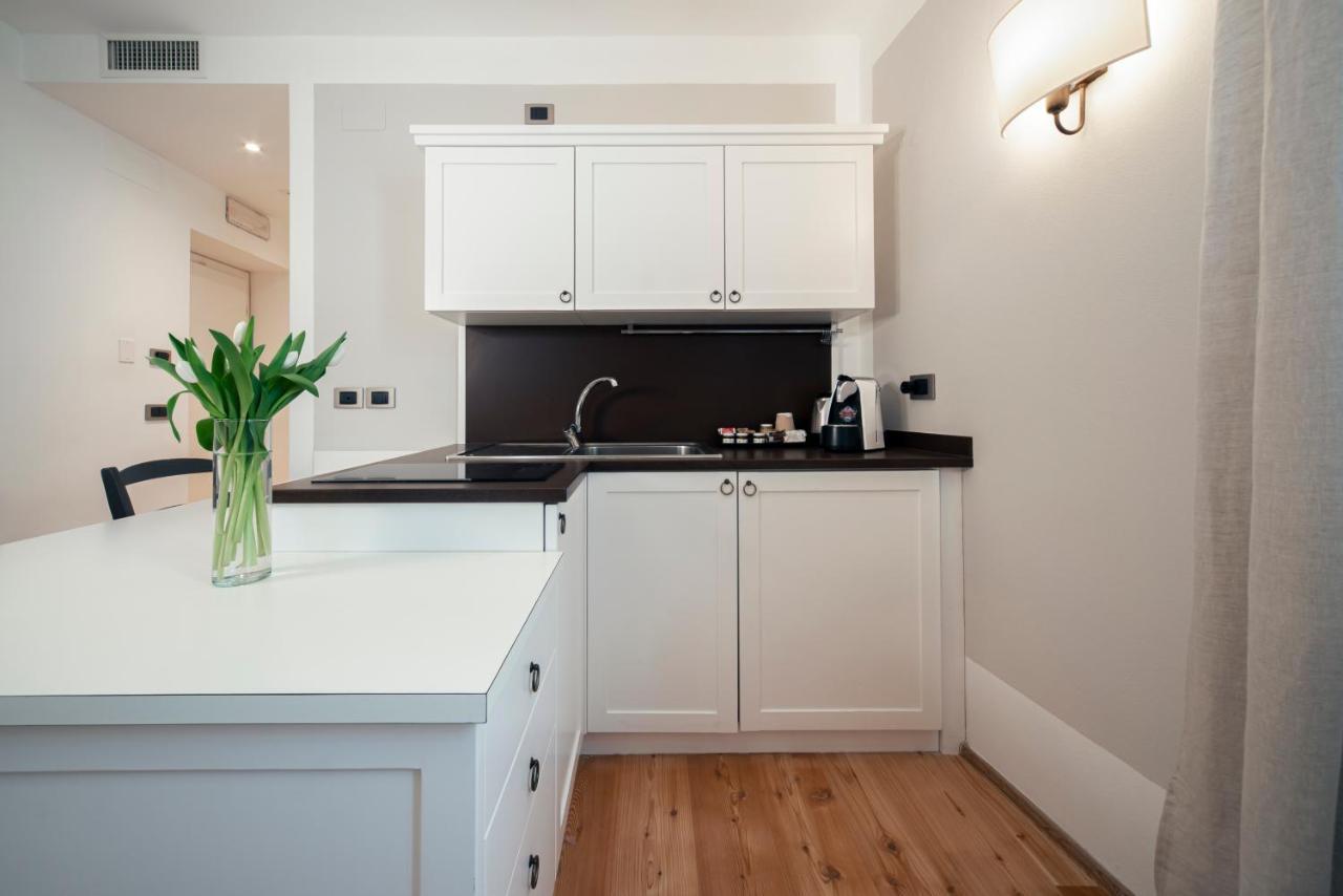 La Canonica Suite Apartments New Location Trento Eksteriør billede