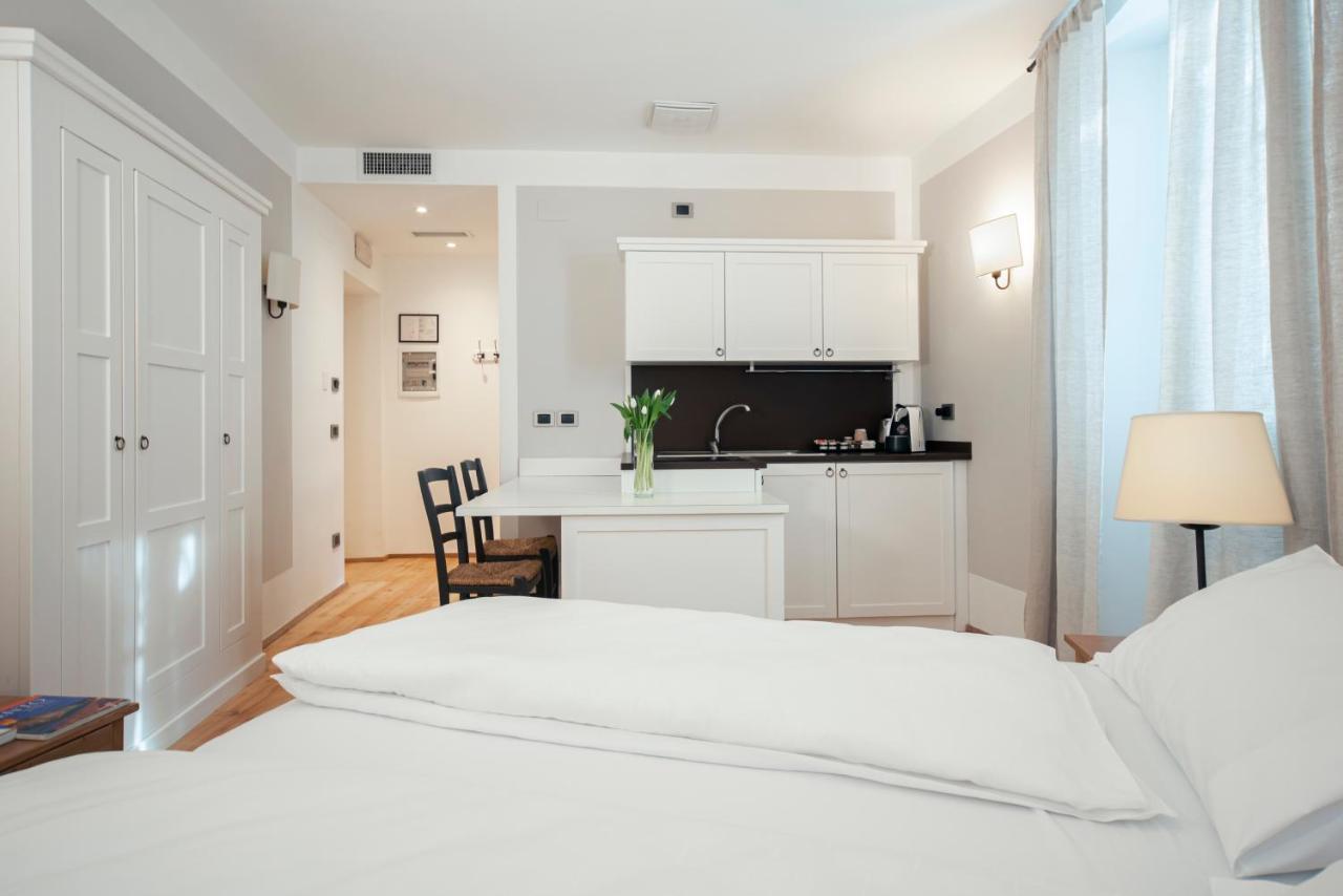 La Canonica Suite Apartments New Location Trento Eksteriør billede